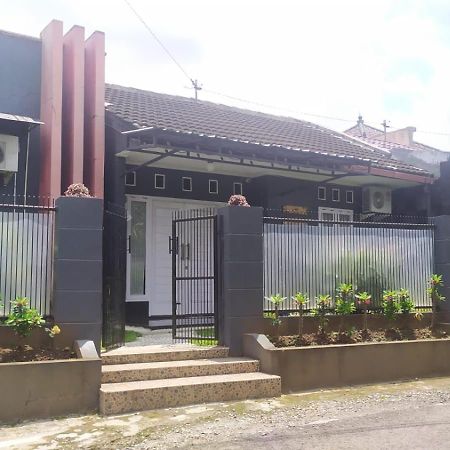 Endah Homestay Syariah ปูร์โวเคอร์โต ภายนอก รูปภาพ