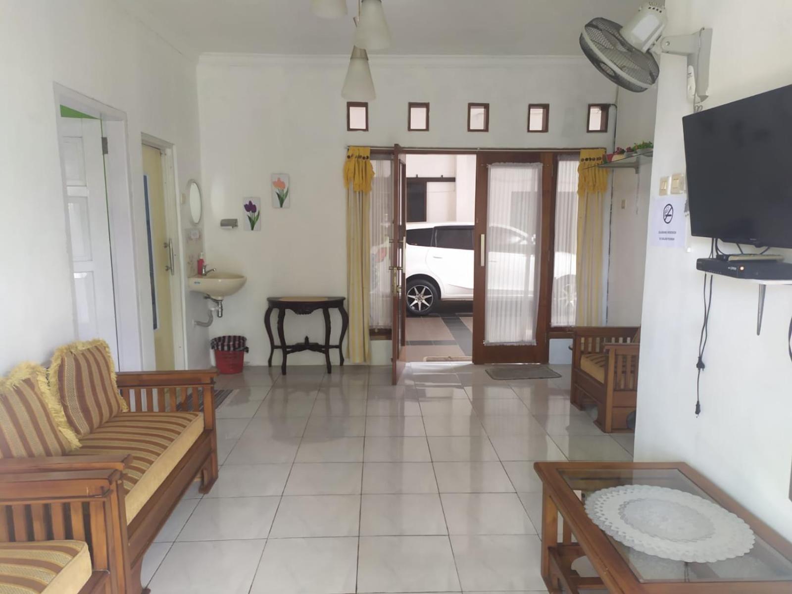 Endah Homestay Syariah ปูร์โวเคอร์โต ภายนอก รูปภาพ