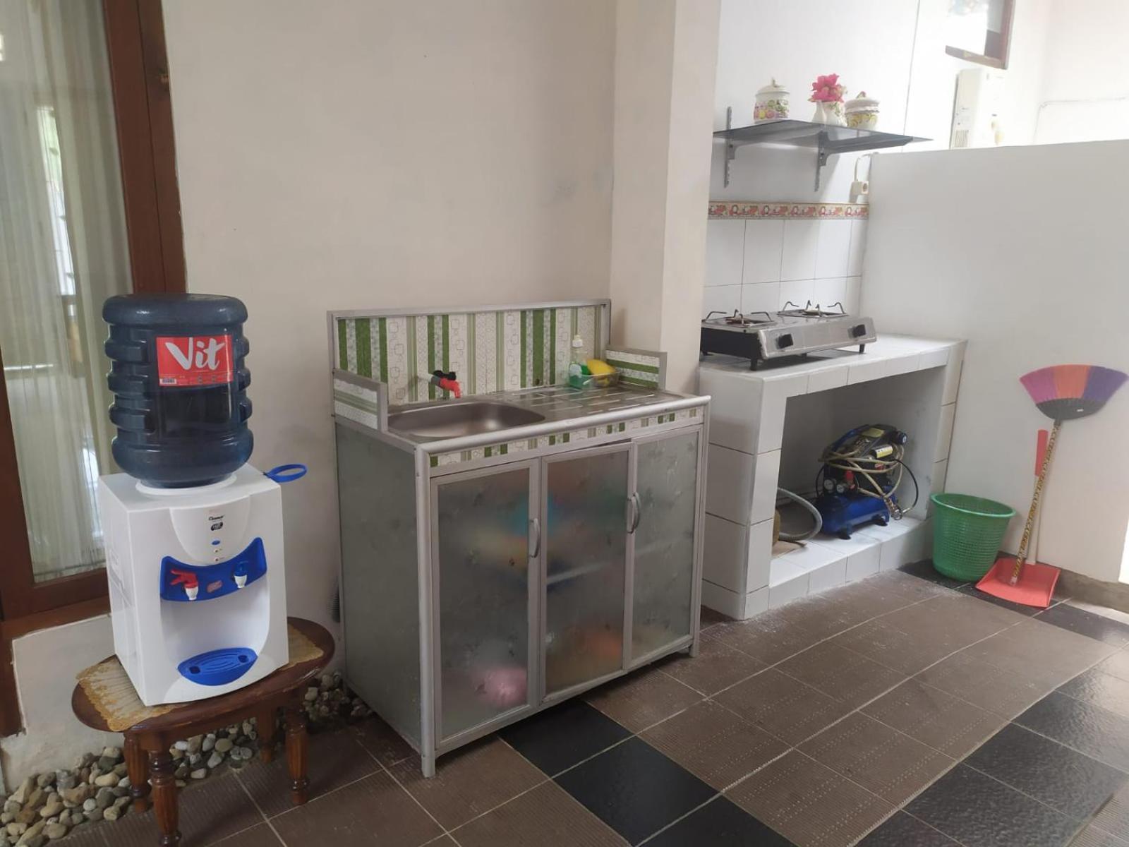 Endah Homestay Syariah ปูร์โวเคอร์โต ภายนอก รูปภาพ