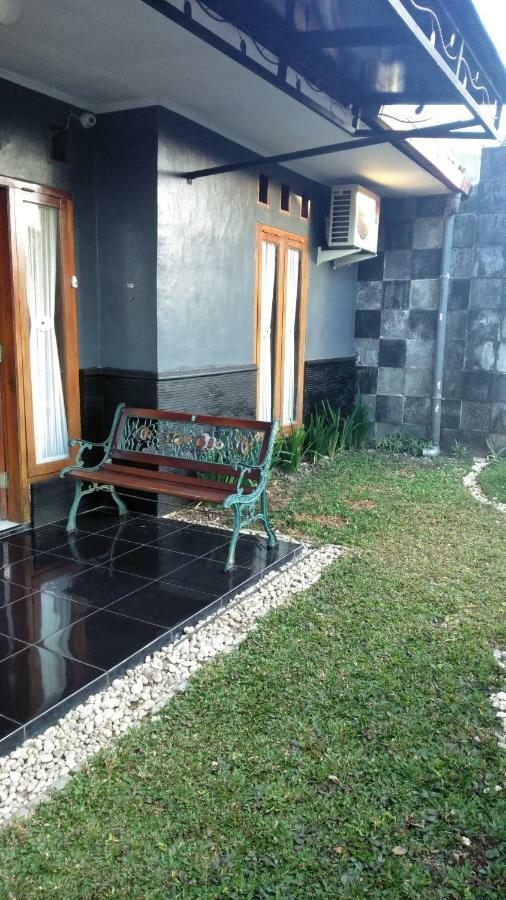 Endah Homestay Syariah ปูร์โวเคอร์โต ภายนอก รูปภาพ